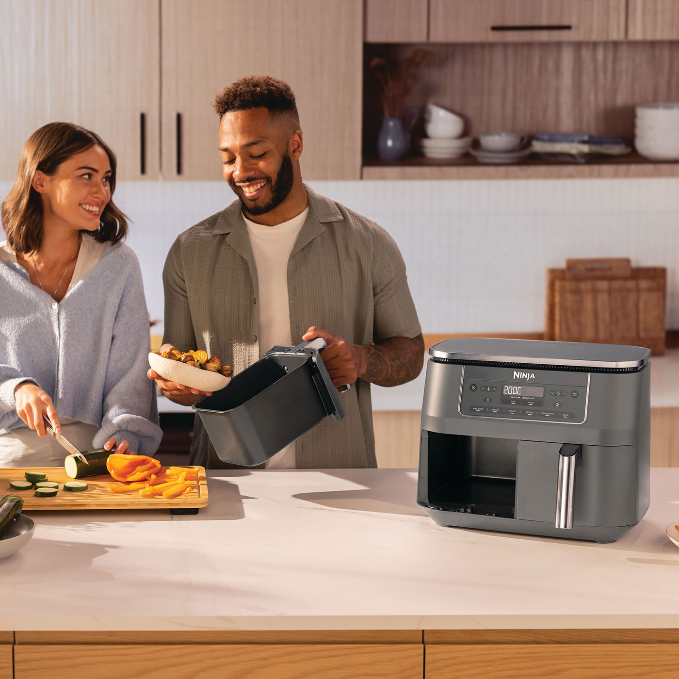 https://res.cloudinary.com/sharkninja/image/upload/v1747653319/Germany/Ninja/Products/DZ300EU/lifestyle/Ninja-DZ300UK-In-Use-200C-AirFry-Couple.jpg